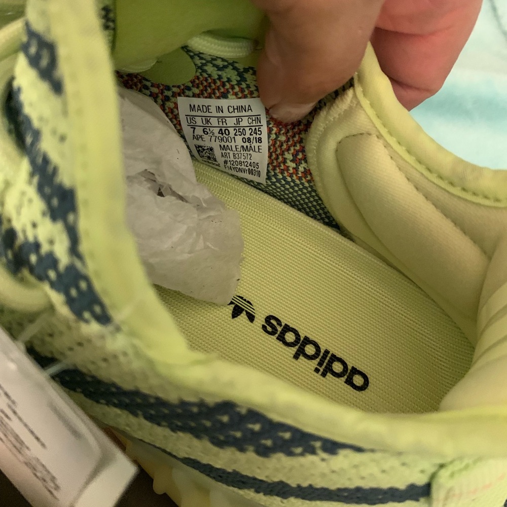 Brand New YEEZY Boost 350 V2 Frozen Yellow size 7m - Picture 2 of 8